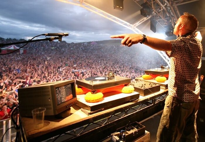 Fatboy Slim se apresenta na praia, no Rio