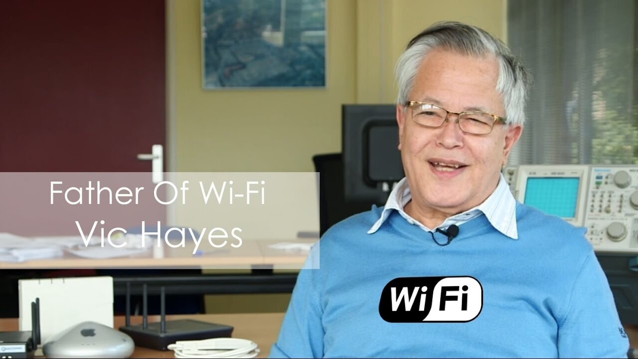 Vic Hayes, o pai do WiFi, usando uma blusa com o logo do WiFi