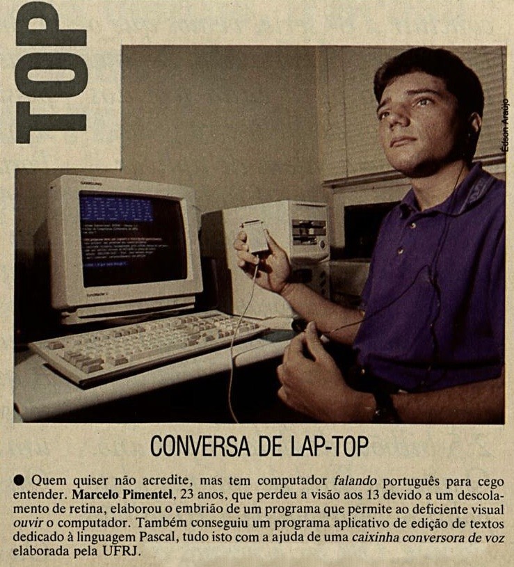 Foto de Marcelo em frente a um computador exibindo o nome do DOSVOX, e o texto: <br><br>“Quem quiser nao acredite, mas tem computador falando português para cego entender. Marcelo Pimentel, 23 anos, que perdeu a visão aos 13 devido a um descolamento de retina, elaborou o embrião de um programa que permite ao deficiente visual ouvir o computador. Também conseguiu um programa aplicativo de edição de textos dedicado à linguagem Pascal, tudo isto com a ajuda de uma caixinha conversora de voz elaborada pela UFRJ.”