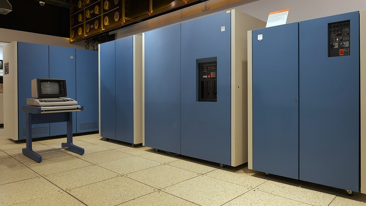 Um mainframe IBM 4381, que estava à venda na época.