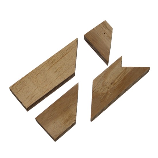 4 peças de quebra-cabeça em madeira em formatos geométricos variados, alinhadas separadamente sobre fundo branco