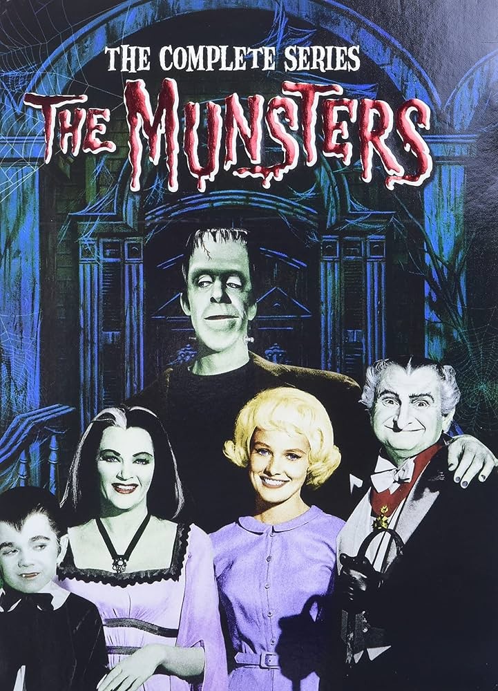 Capa do DVD em inglês da série The Munsters, com o papai Herman (monstro de frankenstein), a mamãe e o vovô vampiros, o filhinho lobisomem, e a sobrinha Marilyn. 