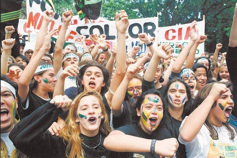 Protesto com faixas contra Collor e pessoas de camisas pretas e rostos pintados