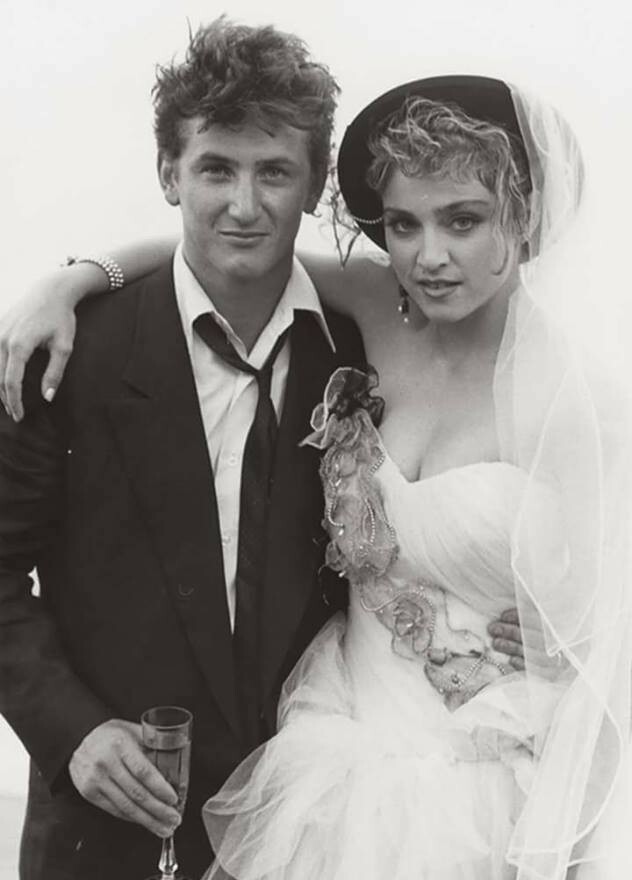 Cena do dia do casamento, com Sean Penn e Madonna abraçados e posando para a câmera