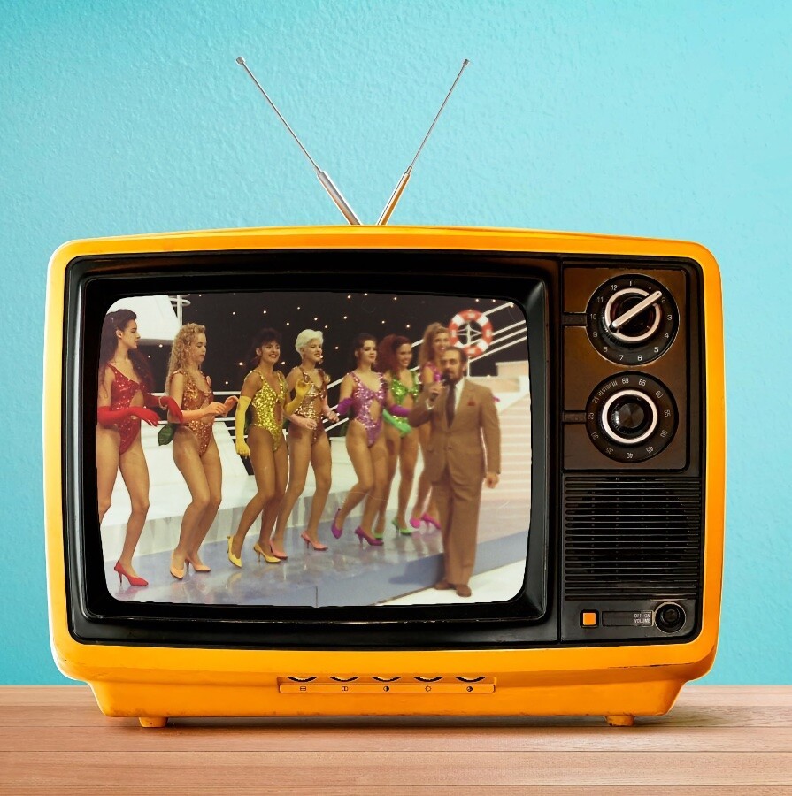 Miele e parte do elenco feminino de seu programa, em cena