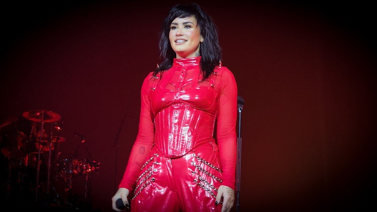 Demi Lovato no palco em São Paulo em 2022