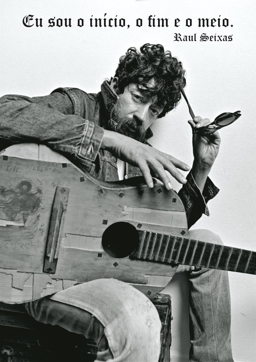 Raul Seixas posa com violão semidestruído, em foto com título: “Eu sou o início, o fim e o meio - Raul Seixas“