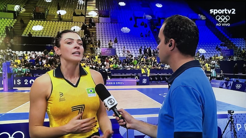 a atleta brasileira Rosamaria Montibeller concede entrevista ao Sportv2 ao final de uma partida de voleibol feminino durante as olimpíadas