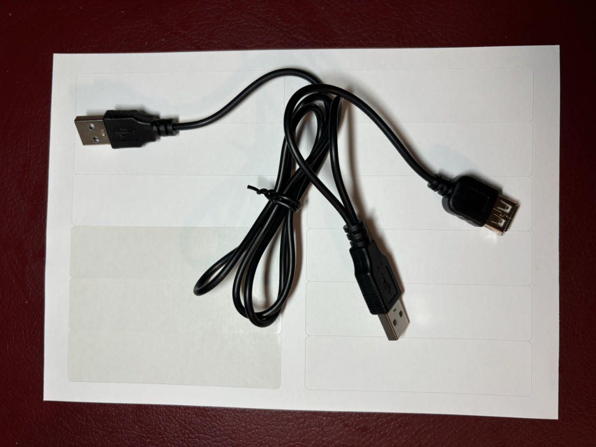 Foto de um cabo USB com 3 extremidades, descritas no texto.
