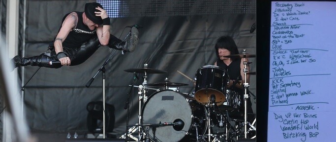 Michale decola no palco Sunset, com Marky na bateria. Ao lado, o setlist repleto de músicas do Ramones