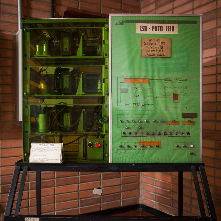O Patinho Feio, da USP, em foto moderna na qual está ilegível a placa que o descreve como tendo sido criado no início dos anos 70, sendo pioneiro computador nacional