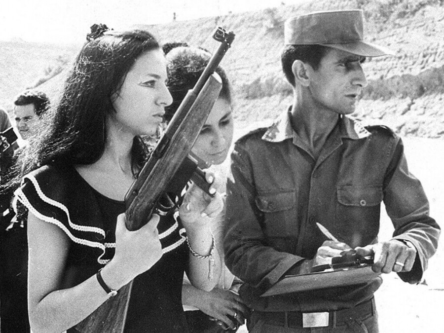 Lamarca, então no exército, treina uma civil no manuseio de armamento