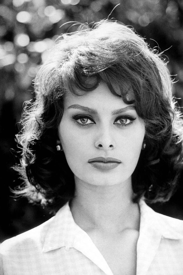 Foto em preto e branco da jovem Sophia Loren
