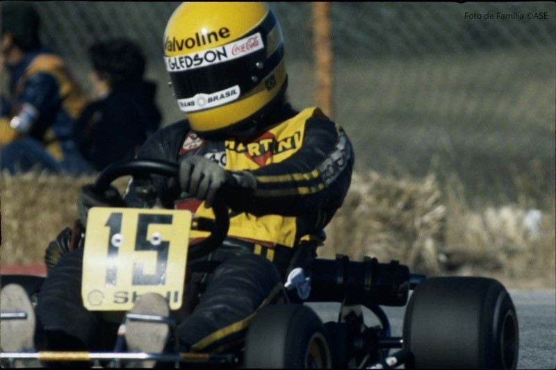 Senna pilota o kart no campeonato mundial de 1979, de capacete amarelo