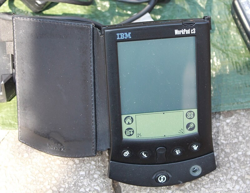 IBM Workpad c3, quase idêntico aos PDAs Palm V/Vx, tendo como principais diferenças visíveis a cor e o logotipo.