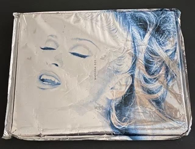 Capa do livro Sex, visível através da embalagem lacrada