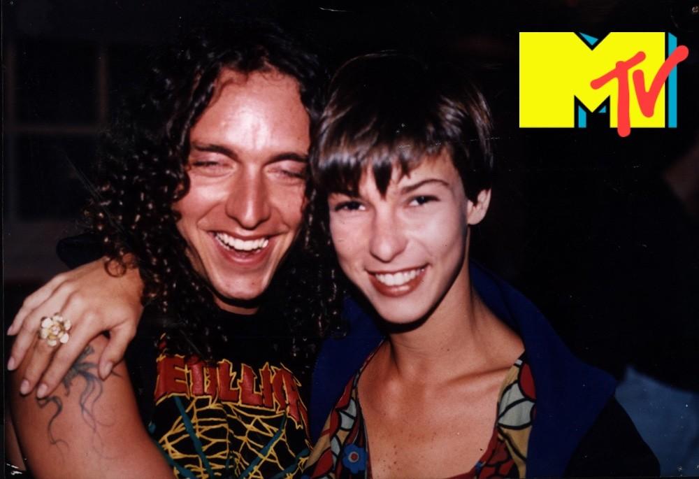 Os VJs Gastão Moreira e Maria Paula, abraçados