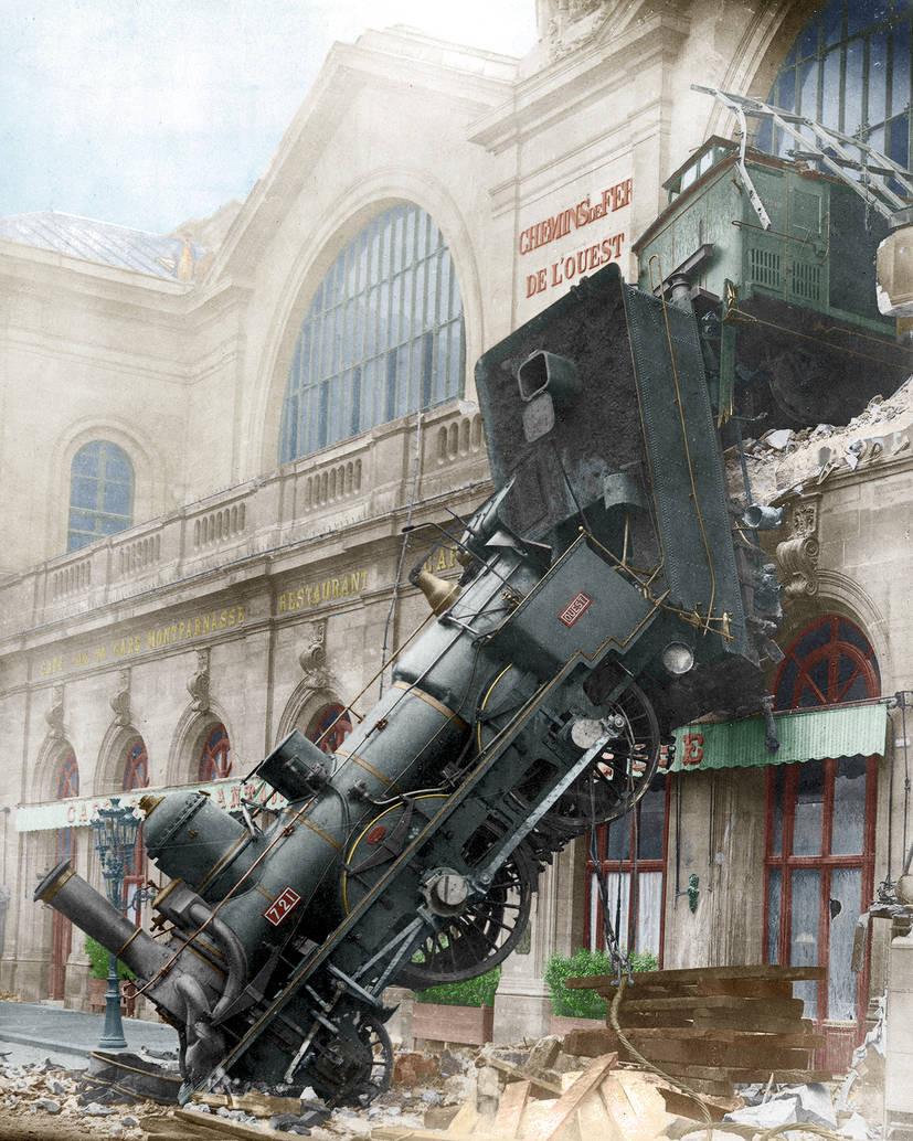 Versão colorizada da célebre foto da locomotiva caída entre a plataforma e a calçada, em meio aos destroços de uma parede.