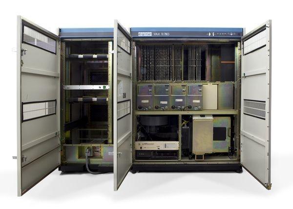 Um VAX 11/780 com as portas de acesso abertas