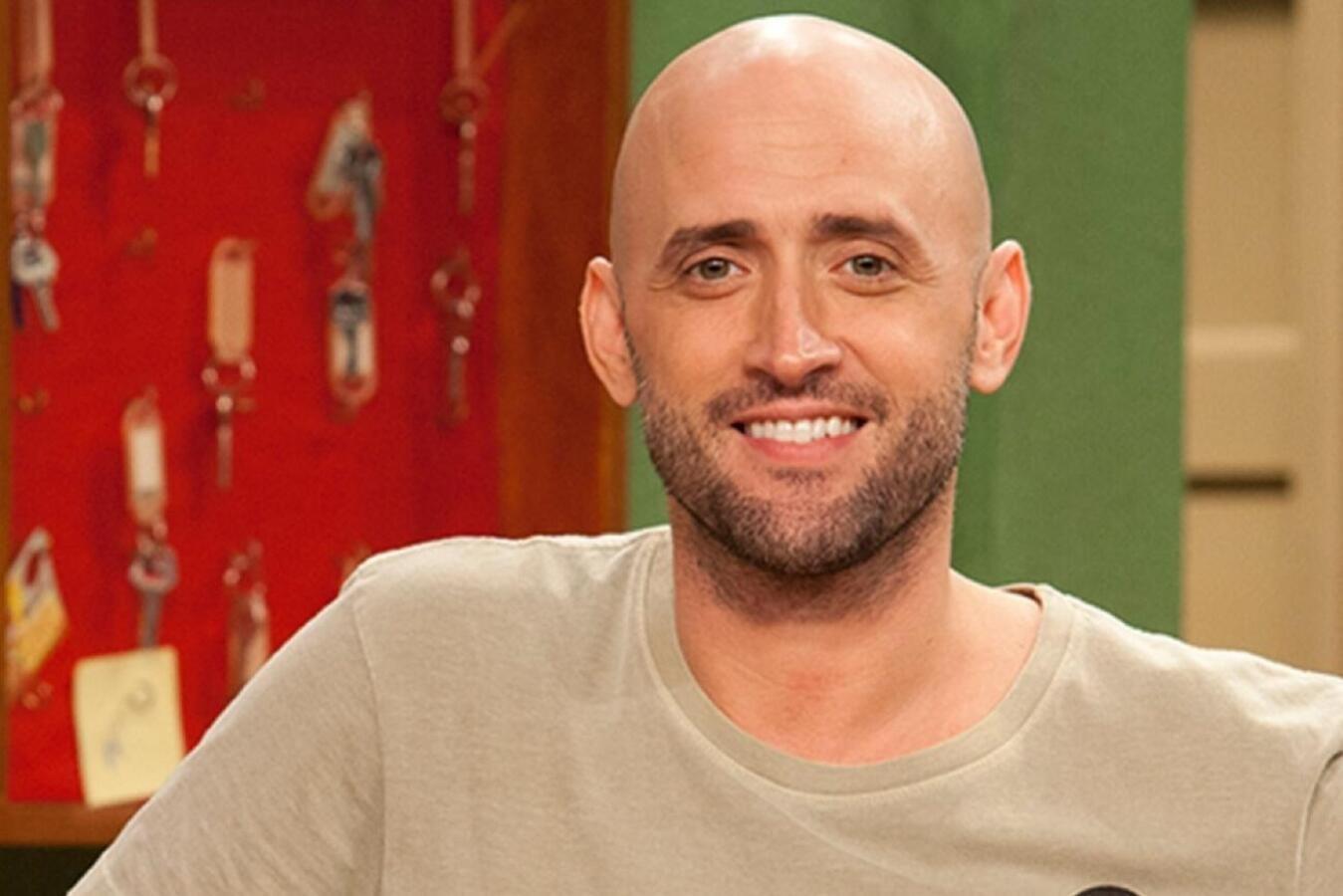 Paulo Gustavo sorri para a câmera em locação de estúdio