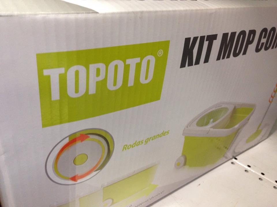 Caixa de um kit de baldinho e esfregão cujo nome comercial é TOPOTO