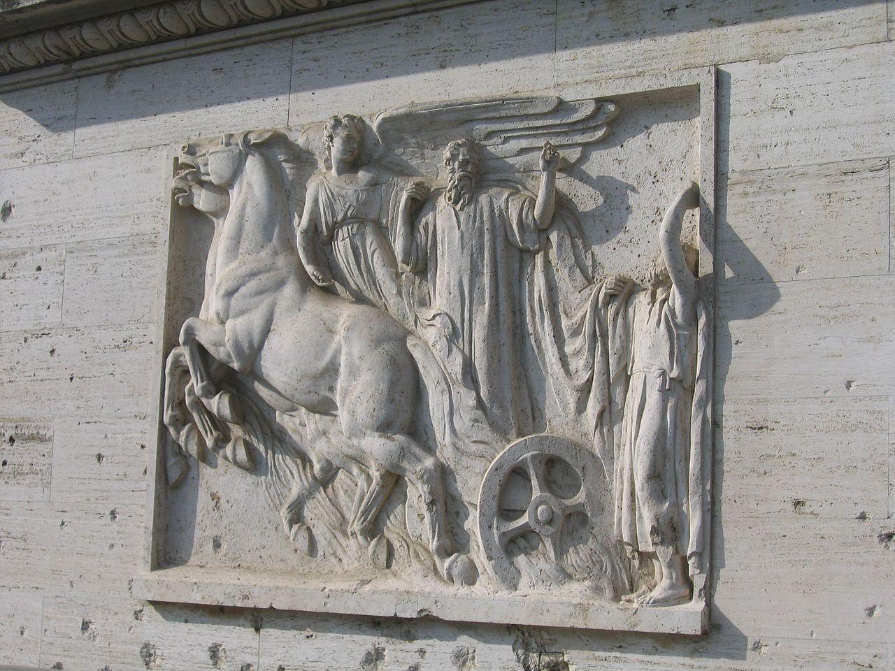 Escultura na estação ferroviária do Vaticano, com danos de estilhaços ainda visíveis