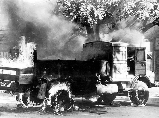 Foto jornalística mostra um caminhão em chamas, em um exemplo da destruição das propriedades de integrantes da minoria sikh durante o período.