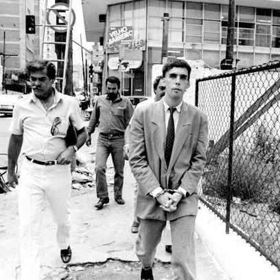 Arnaldo Antunes fotografado algemado e de traje social durante o período da sua prisão