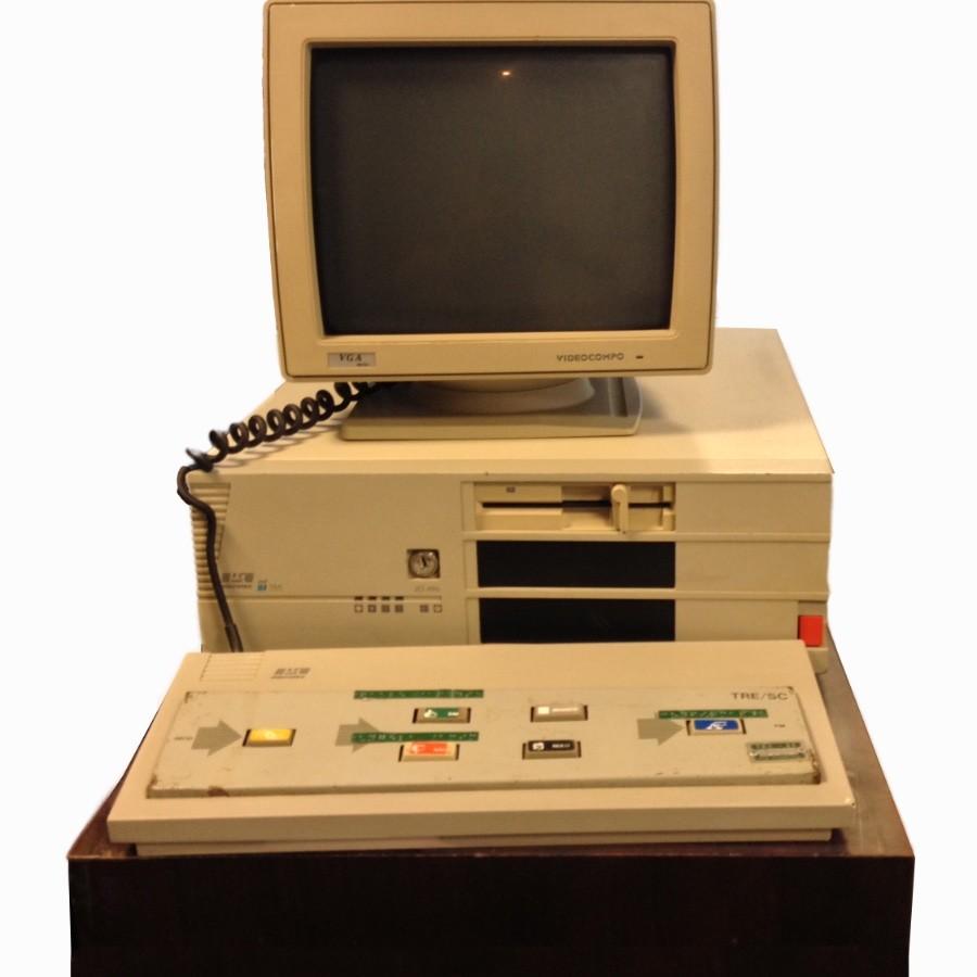 Microcomputador de votação no plebiscito de emancipação do município de Cocal do Sul/SC, 1991, similar ao utilizado em 1994, e desenvolvido em parceria com 2 universidades locais. (Centro de Memória Desembargador Adão Bernardes - TRE-SC)