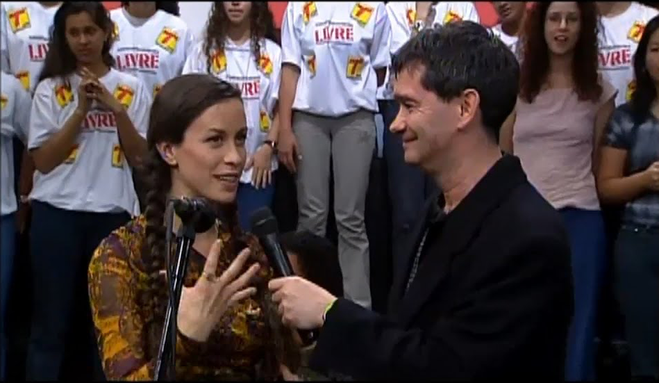 Alanis Morrissette e Serginho Groisman no palco do Programa Livre<br>