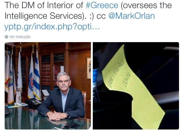 Lado a lado, a foto oficial do ministro (sentado à escrivaninha, com bandeiras e estante de livros ao fundo) e o detalhe ampliado mostrando o post-it com usuário e senha anotados.