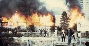 Foto do clube tomado pelas labaredas, tirada enquanto as pessoas ainda o evacuavam.