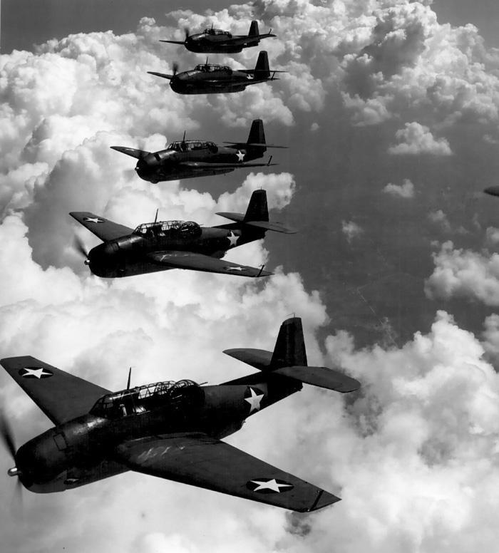5 aviões TBF Avenger, idênticos aos desaparecidos, voando em formação