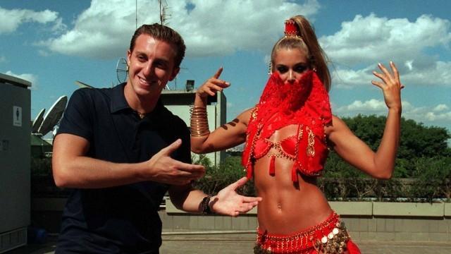 O jovem Luciano Huck apresenta a jovem Feiticeira do H, no terraço da sede da Band