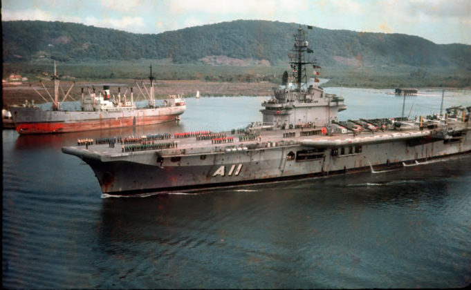 Tripulação formada no convés durante atracação do Minas Gerais na década de 1960, em foto tirada por José Lisboa Freire