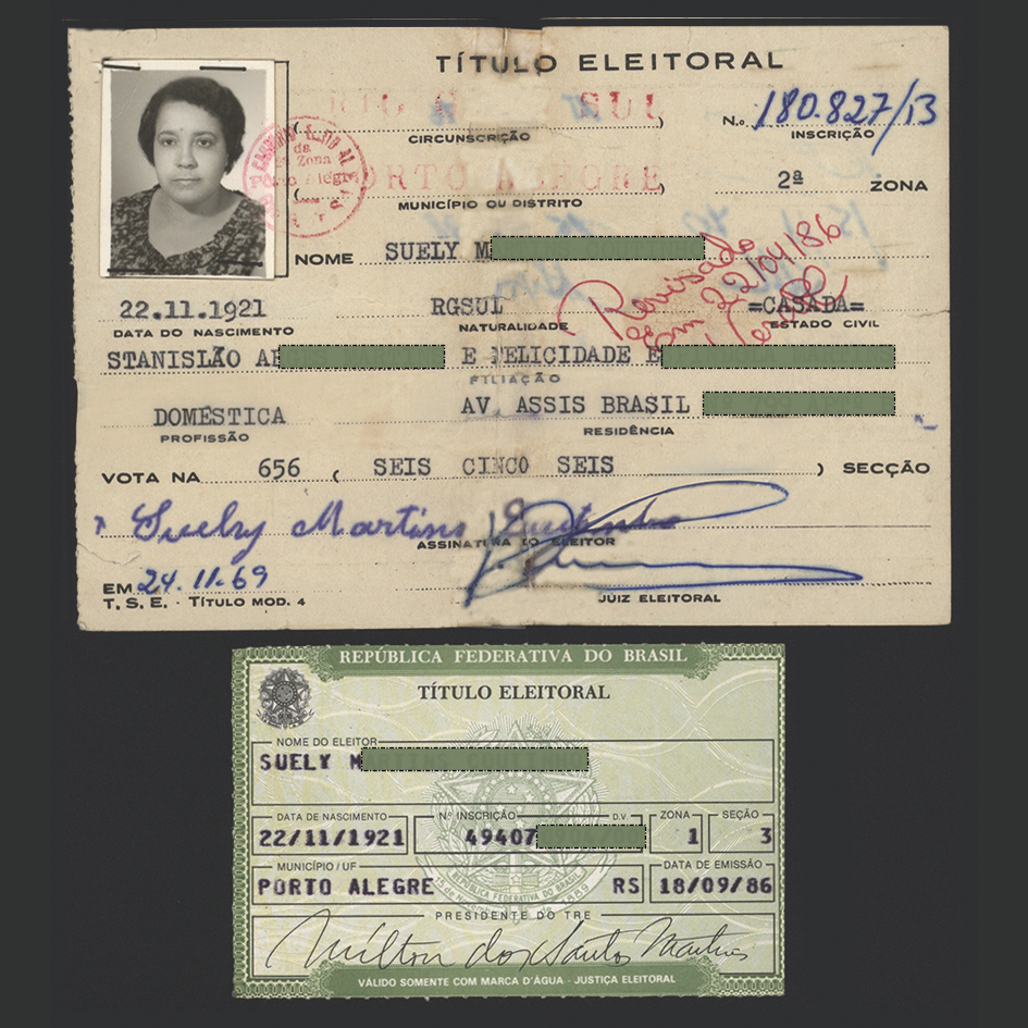 Colagem com duas versões de título eleitoral da mesma eleitora, Suely Martins Coutinho. O primeiro modelo de 1969, em uma ficha de papel datilografada, e o segundo modelo de 1986, impresso em computador a partir de registro informatizado. Ambos integram o acervo do Memorial da Justiça Eleitoral.