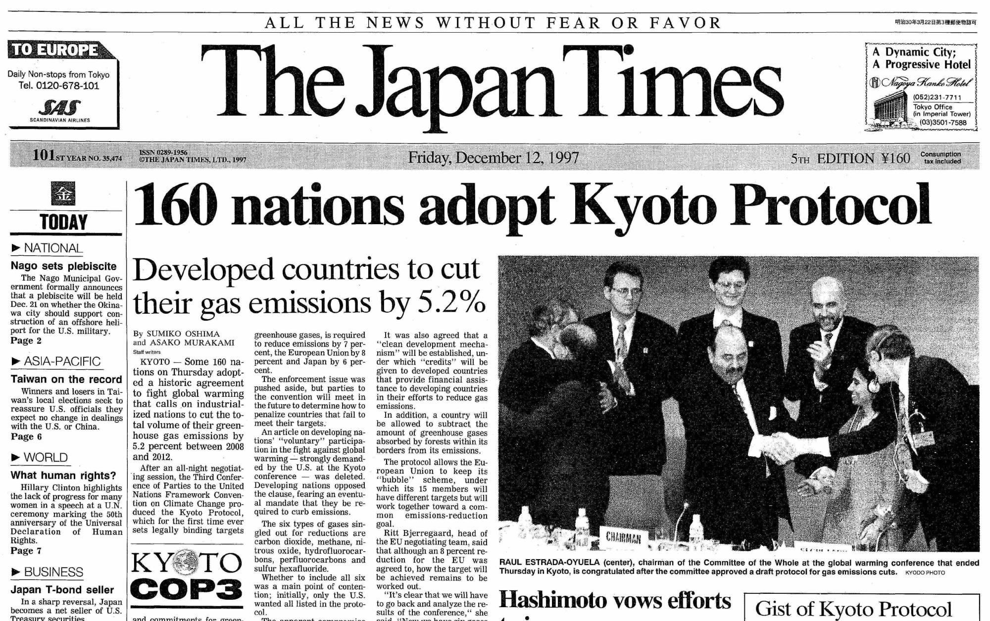 Capa do jornal The Japan Times com a manchete: 160 nations adopt Kyoto Protocol