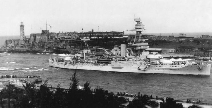 O USS Texas chega ao porto de Havana, durante a Segunda Guerra.