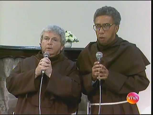 Jô Soares e Paulo Silvino caracterizados como os personagens Frei Cosme e Frei Damião.