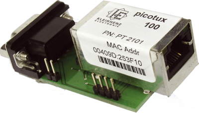 Foto de um Picotux 100, cuja placa é apenas ligeiramente maior do que o conector Ethernet que faz parte dela.