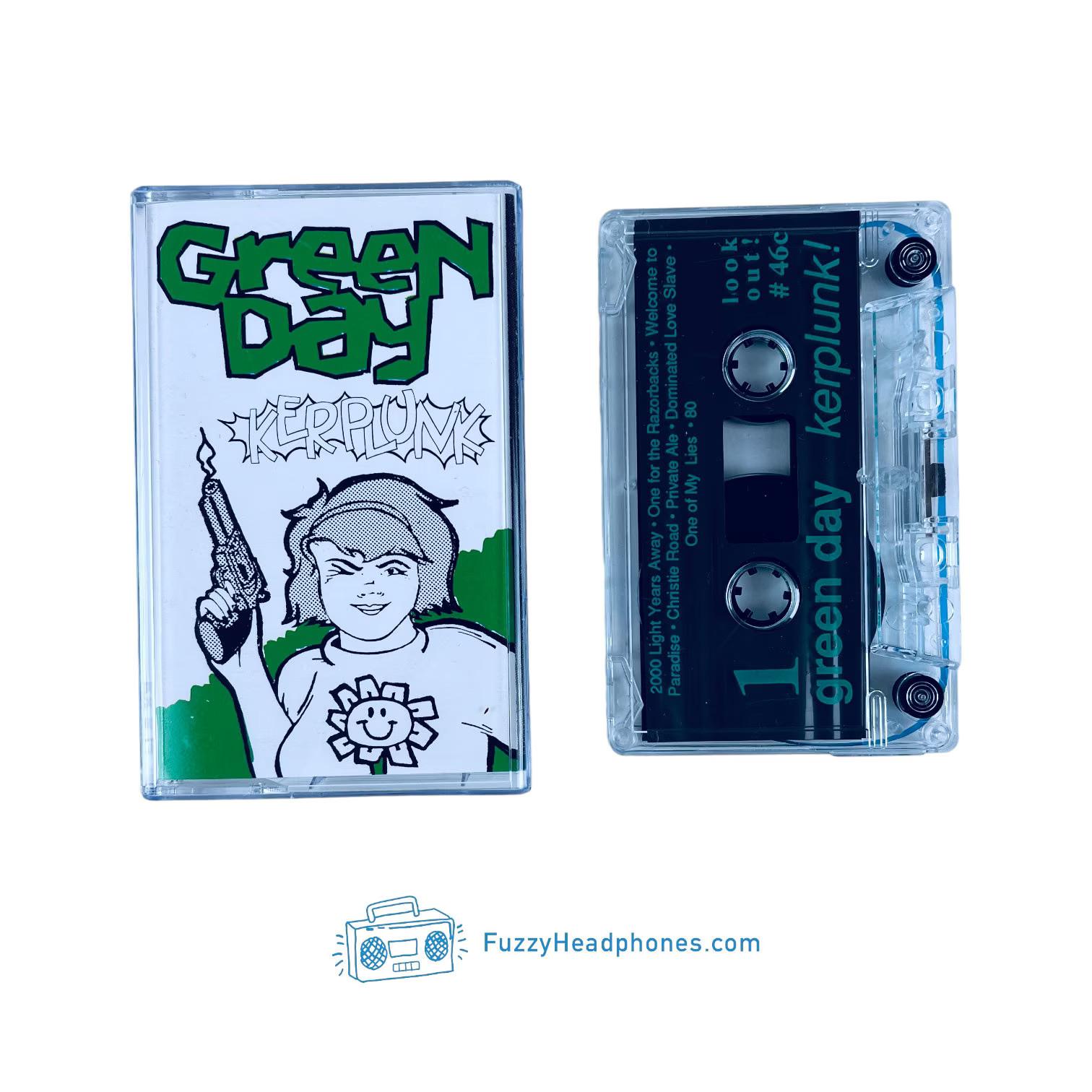 Fita K7 do álbum Kerplunk, com uma moça piscando e segurando um revólver com o cano fumegante