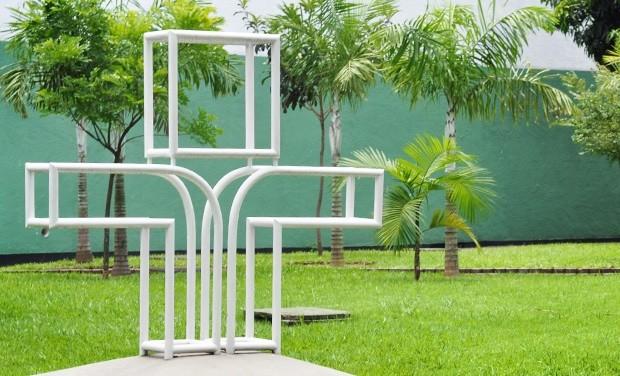 Escultura representando o símbolo da TV Cultura, instalada em um gramado na sua mantenedora.