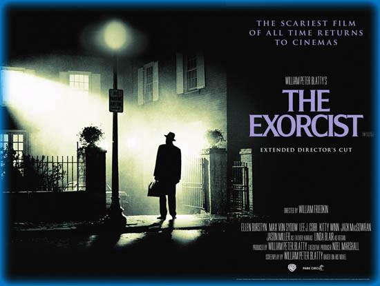 Banner da versão do diretor, lançada em 2000, do filme de 1973. Na paisagem noturna, o padre, segurando uma maleta, é iluminado pela luz que sai de uma janela do segundo andar da casa da qual ele se aproxima.