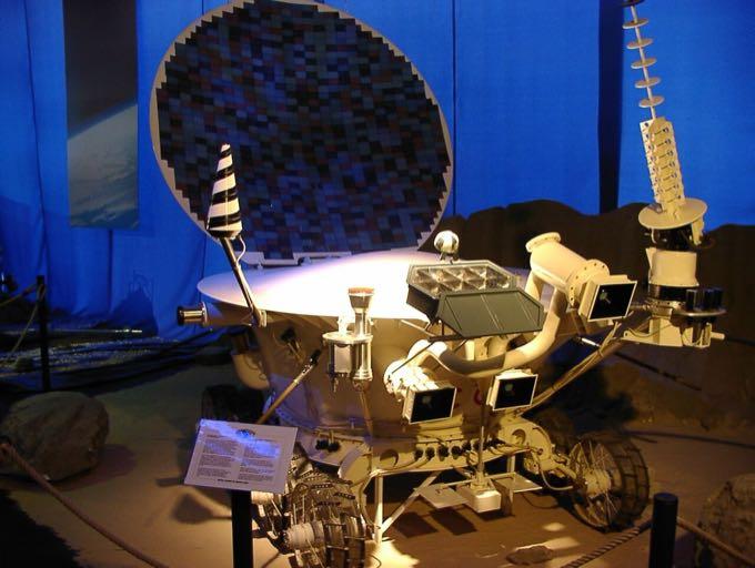 Foto de um modelo do Lunokhod 2 que integrou exposição sobre o programa espacial soviético em 2002.