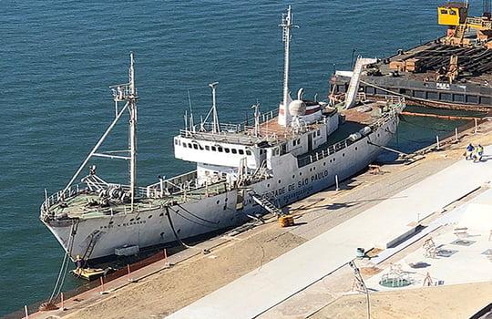 Foto aérea mostra o navio Professor W. Besnard atracado.
