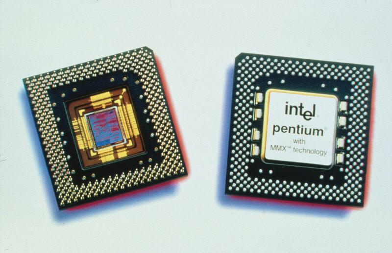 Um microprocessador com a inscrição: “Intel pentium with MMX technology“.