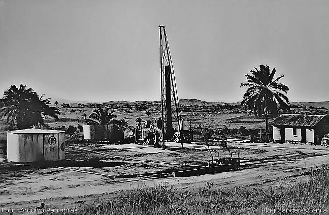 Foto em preto e branco mostra torre e tanques no poço de Lobato, em Salvador