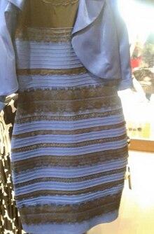 A foto original, mostrando um vestido com linhas horizontais, de larguras variadas.