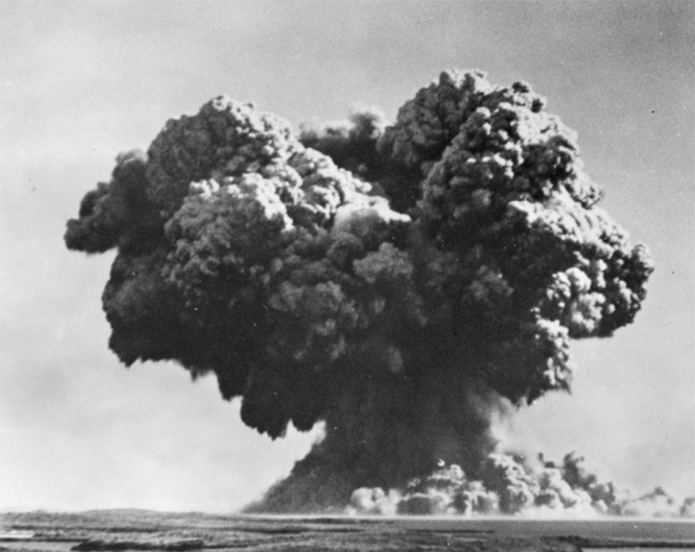 Foto em preto e branco do cogumelo nuclear causado pelo primeiro teste da bomba britânica, 10 meses após o anúncio inicial. Devido ao formato, essa nuvem em particular foi chamada pela imprensa de couve-flor nuclear, e não cogumelo nuclear.