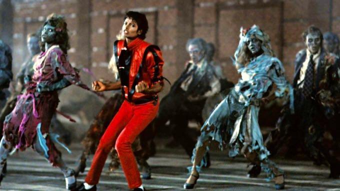 Michael Jackson entre zumbis no clip de Thriller.